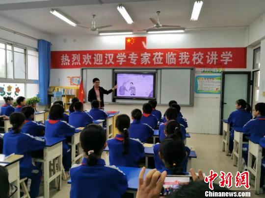 中外汉学家进校园：讲汉字故事展汉字魅力