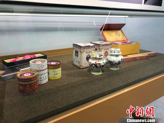 展览展示唐卡、藏香、造像等艺术?！⊥踝犹?摄