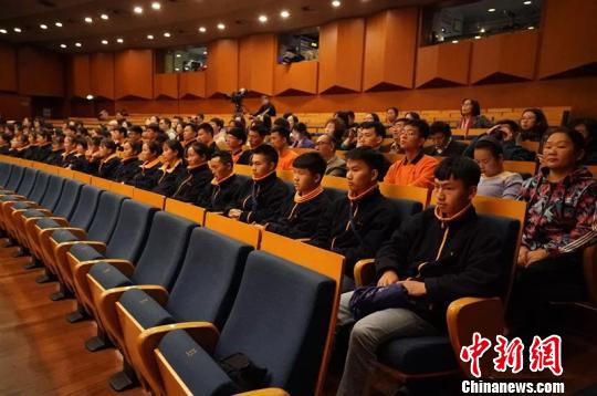 “百年职?！毖ё庸劭醋婵寺氚⒌吕车陆幌炖滞诺墓帕?BMF供图