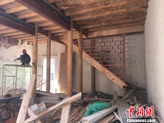 工人们正在修缮中。(吴兰/摄) 吴兰 摄