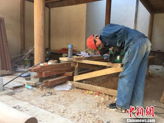 工人们正在修缮中。(吴兰/摄) 吴兰 摄