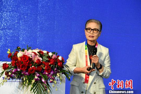 圆光大学校书法科大学院招聘教授、韩国汉字汉文教师硏修院专任教授裴玉永进行主旨演讲。　刘忠俊 摄