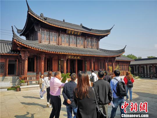 长三角高校学者走访良渚古城遗址周围村落?！≌澎匣?摄