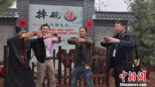 游客体验秦汉酒文化?！÷骋?摄