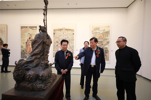 13、嘉宾观看展览