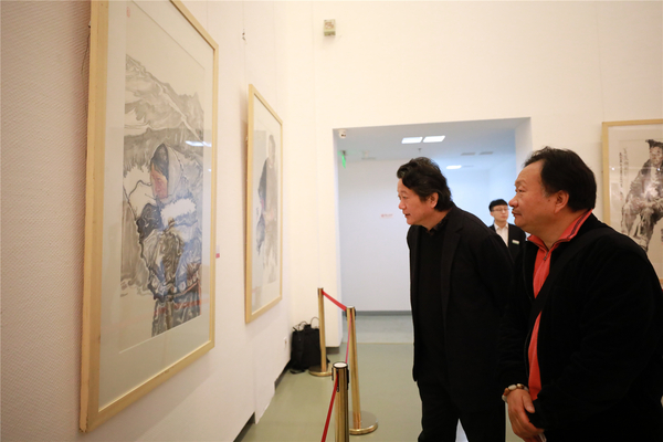 14、嘉宾观看展览