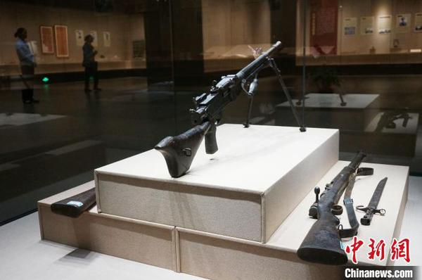 解放战争时期轻机枪、步枪。　欧惠兰 摄
