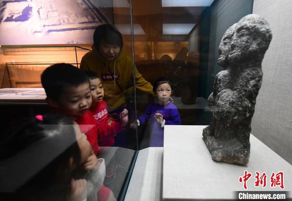 图为小朋友观赏石雕。　张玮 摄
