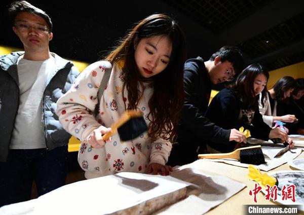 图为参观者体验制作岩画拓片?！≌喷?摄