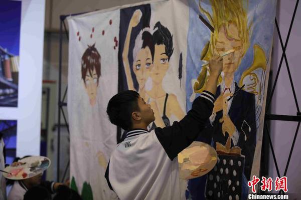 参展者现场进行创作?！『?摄