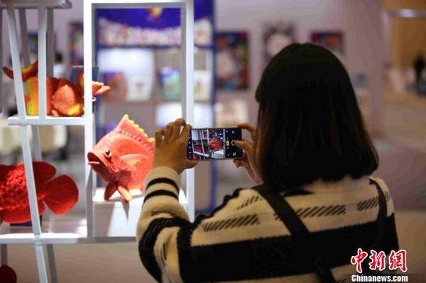 文创产品吸引观展者驻足拍照?！『?摄