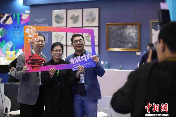 观展者纷纷拍照留念?！『?摄