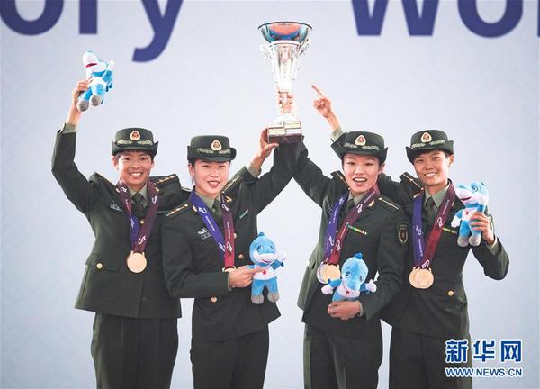 7　10月24日，中国军事五项选手卢嫔嫔、管超楠、孙洪燕、王堂林（由右至左）在第七届世界军人运动会颁奖仪式上。新华社记者肖艺九摄
