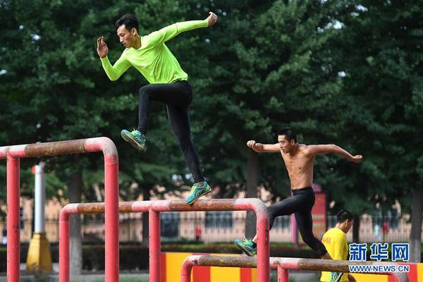8  这是八一军事五项队男队员在进行500米障碍跑训练（2019年6月28日摄）。新华社记者熊琦摄