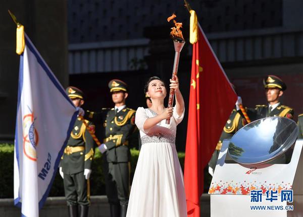 9　2019年8月1日，采火使者方铭璐在第七届世界军人运动会圣火火种采集和火炬传递启动仪式上点燃采火棒。新华社记者彭昭之摄