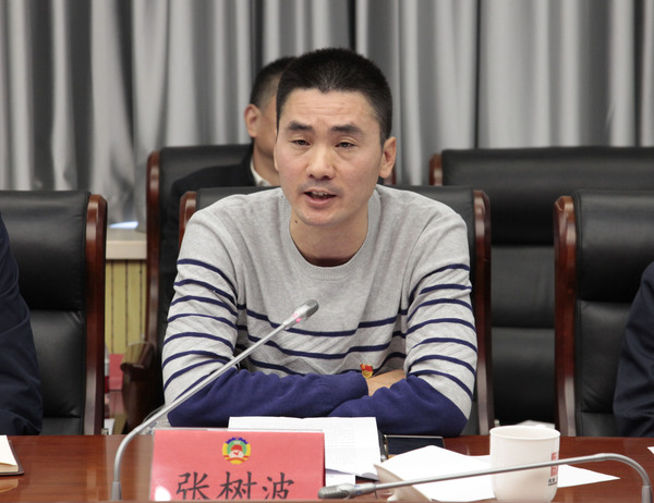 参加望坛棚改项目工作的机关党员干部张树波在会上发言