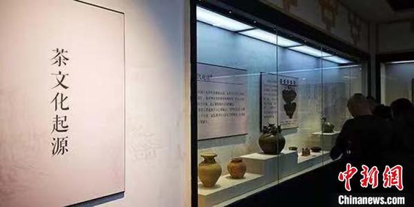 图为游客“打卡”博物馆 吕蓉 摄