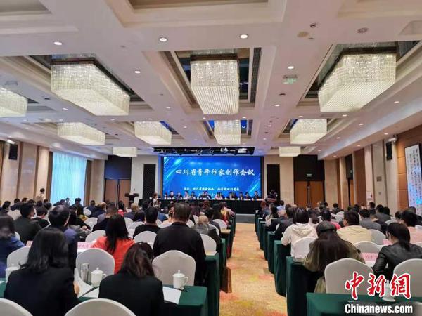 阿来寄语青年作家：要做那辟地、植树、掘井开泉的人