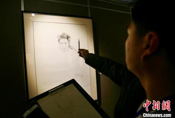 10月26日至11月6日，“艺意相融，源远流长——国际美术教育作品展”在兰州举行。图为兰州艺术生对俄罗斯画家作品进行临摹?！「哒?摄