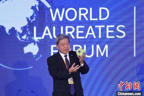 论坛现场，饶子和手持3D模型，向与会者进行讲解。