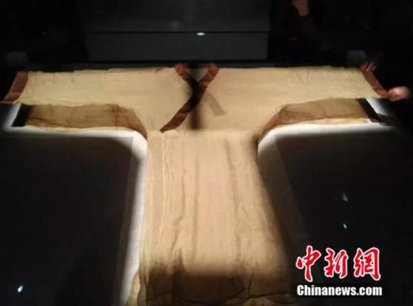 复制版与原文物 南京云锦博物馆供图 点击进入下一页