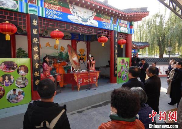 图为吴桥杂技大世界里的“非遗”表演?！〉杂鸺?摄