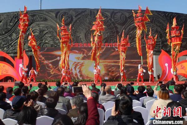 图为杂技《舞中幡》。　翟羽佳 摄