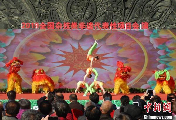 图为开幕式现场的杂技表演。　翟羽佳 摄