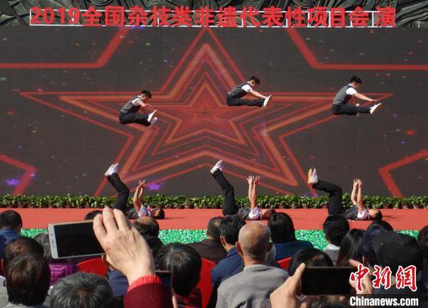 图为山东杂技表演者上演《蹬人》?！〉杂鸺?摄