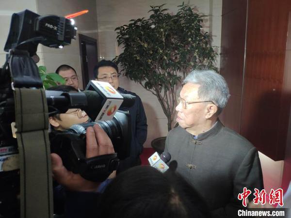 王蒙接受媒体采访?！⊥蹶魂?摄