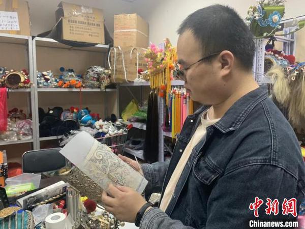 成都“90后”盔帽管理员：希望有更多的人关注川剧