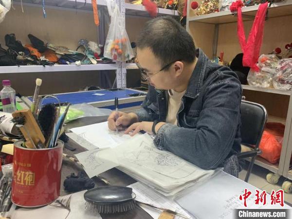 盔帽管理员邱粟杨?！『武?摄