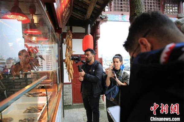 参访郫都乡村十八坊内琳琅满目的乡村土特产?！〔萄?摄