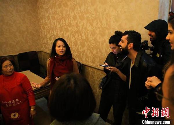 巴西记者们参观村民的起居?！〔萄?摄