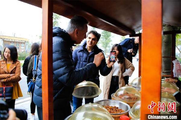 品尝美食。　蔡延 摄