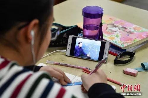 资料图：昆明中小学生在图书馆自习室内写作业。<a target='_blank' href='http://www.chinanews.com/'>中新社</a>记者 任东 摄