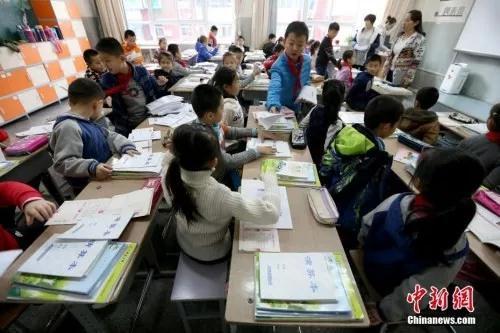 资料图：山西太原新建路小学的小学生们开始返校上课。张云 摄