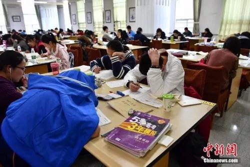 资料图：昆明中小学生在图书馆自习室内写作业。<a target='_blank' href='http://www.chinanews.com/'>中新社</a>记者 任东 摄