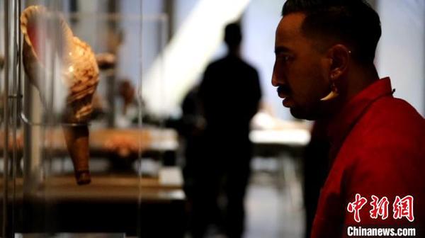 “TukuIho生生不息”毛利文化展上，观众在观看毛利族乐器。　金杨 摄