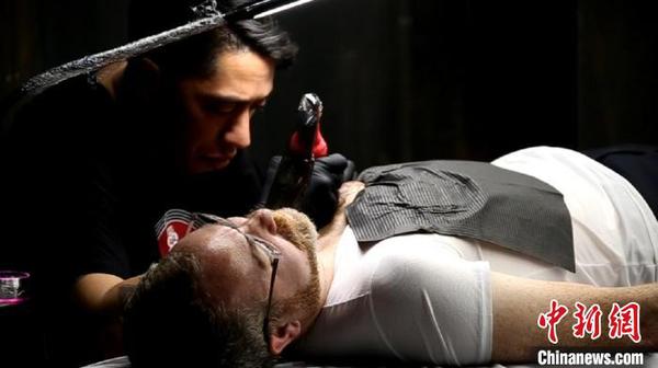 “TukuIho生生不息”毛利文化展上，毛利手工匠帮观众纹纹身?！〗鹧?摄