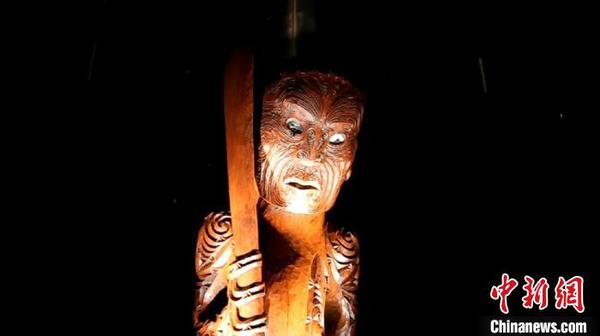 “TukuIho生生不息”毛利文化展展出的雕刻品?！〗鹧?摄