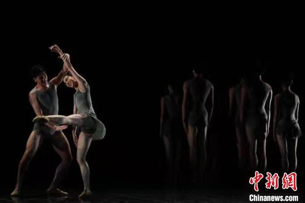 图为中央芭蕾舞团演出前排练?！】灯?摄