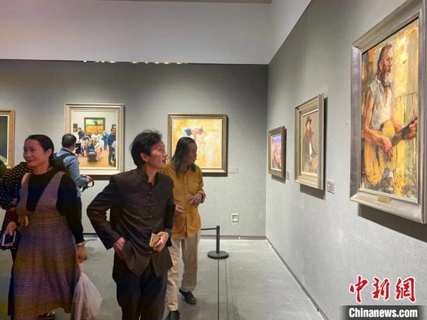 观众欣赏画作?！÷骋?摄