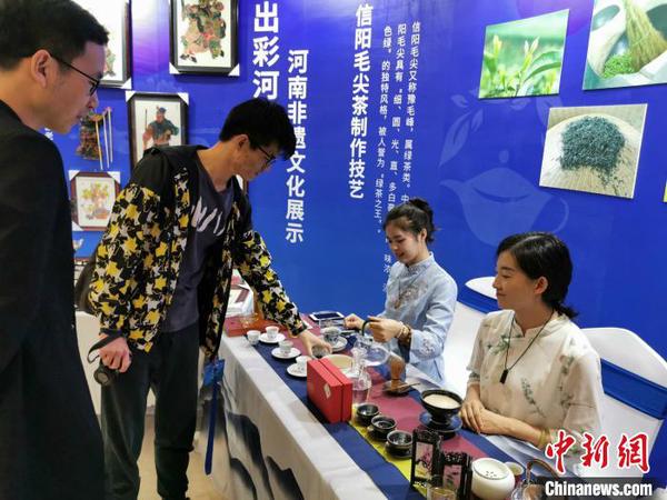 首届全球文旅创作者大会闭幕式现场的信阳毛尖茶技艺展示 韩章云 摄