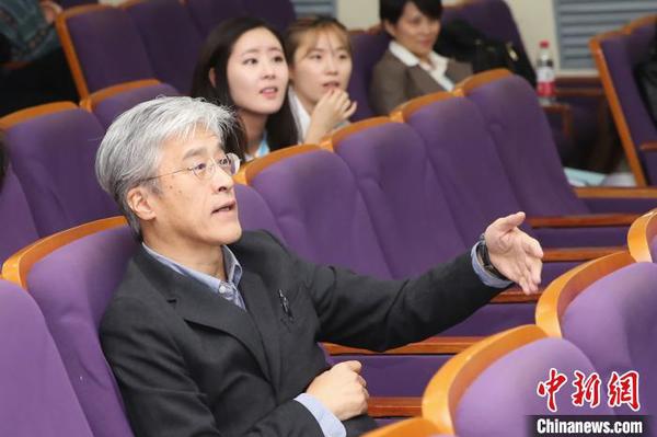 日本大阪大学总合博物馆长，文学研究院永田靖教授正在会上点评?！≤缝?摄
