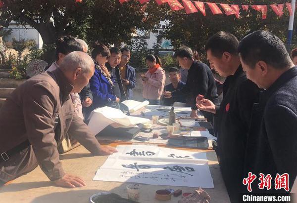 图为文人书写“美丽乡村”?！≈有?摄