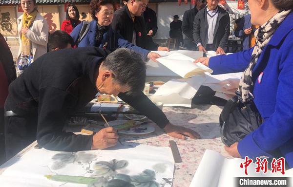 图为文人以美丽乡村为题材现场创作?！≈有?摄