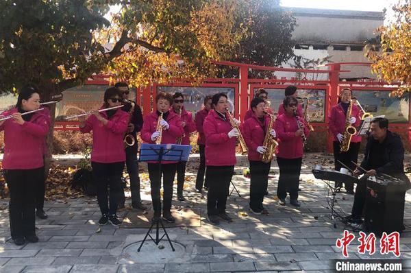 图为艺人表演。　刘玉桃 摄