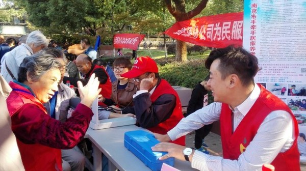 梅山街道政协“委员之家”开展便民服务活动