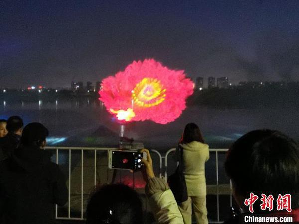 市民拿出手机拍下美丽画面?！≌怨鸹?摄